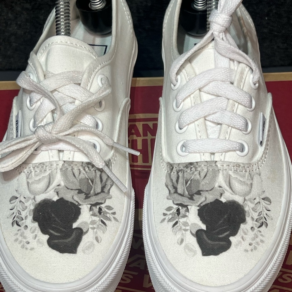 Vans Women's “Black & White Roses” Authentic Shoe Size 6.5 - Picture 4 of 14